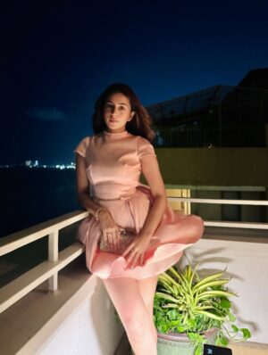 Shivali Rijhwani Instagram - When the sea breeze turns your dress into a mood 💕🎀