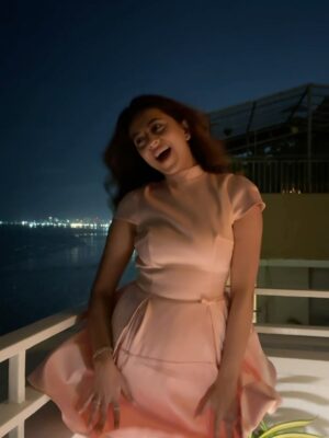 Shivali Rijhwani Instagram - When the sea breeze turns your dress into a mood 💕🎀