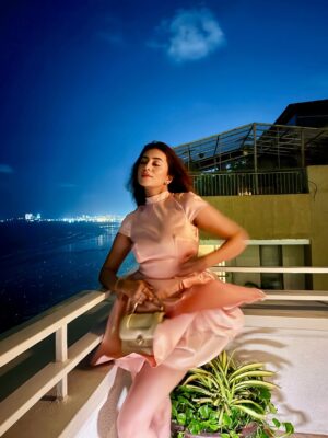 Shivali Rijhwani Instagram - When the sea breeze turns your dress into a mood 💕🎀