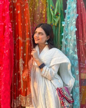 Shivani Yadav Instagram - Dil ko dil rakha hai ..बाज़ार नहीं होने दिया ❤️
Ps :- styled by me🙈