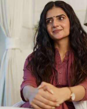 Shivani Yadav Instagram - कोई लफ्जो के लिये बैठा रहा ,किसी ने आँखें पढ़ ली ✨