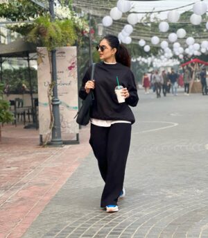 Shivani Yadav Instagram - मैं सागर से भी गहरा हूँ तुम कितने कंकड़ फेकोगे🖤