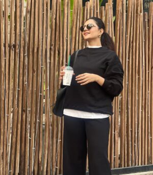 Shivani Yadav Instagram - मैं सागर से भी गहरा हूँ तुम कितने कंकड़ फेकोगे🖤
