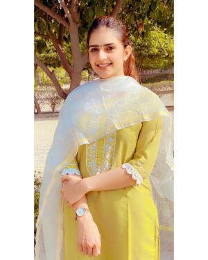Shivani Yadav Instagram - लोग दीवाने है बनावट के,
हम कहाँ जाए सादगी लेकर!😌🖤