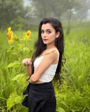 Shiyya Instagram - Kafeerana sa hai 🌻
.
#shiyyans #photoshoot #travelphotography #beautiful
#trending #explorepage #love #beauty #beautiful #instagram #instagood #instadaily #instafashion #fashionmodel #influencer #modelshoot #fashionblogger #blogger #foryou #likes #photography #follow #bhfyp #photooftheday #viral #fashionista #instamood #lifestyle #ootd #ootdfashion