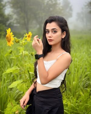 Shiyya Instagram - Kafeerana sa hai 🌻
.
#shiyyans #photoshoot #travelphotography #beautiful
#trending #explorepage #love #beauty #beautiful #instagram #instagood #instadaily #instafashion #fashionmodel #influencer #modelshoot #fashionblogger #blogger #foryou #likes #photography #follow #bhfyp #photooftheday #viral #fashionista #instamood #lifestyle #ootd #ootdfashion