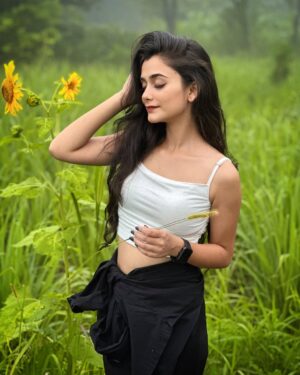 Shiyya Instagram - Kafeerana sa hai 🌻
.
#shiyyans #photoshoot #travelphotography #beautiful
#trending #explorepage #love #beauty #beautiful #instagram #instagood #instadaily #instafashion #fashionmodel #influencer #modelshoot #fashionblogger #blogger #foryou #likes #photography #follow #bhfyp #photooftheday #viral #fashionista #instamood #lifestyle #ootd #ootdfashion