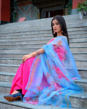 Shiyya Instagram - Jaana samjho na, dil kehta hai 💕
.
#shiyyans
.
#trending #fyp #instagood #instagram #photooftheday #influencer #beautybloggers #instafashion #fashionblogger #beautiful #indianattire #traditional #suit #outiftideas #foryou #trend