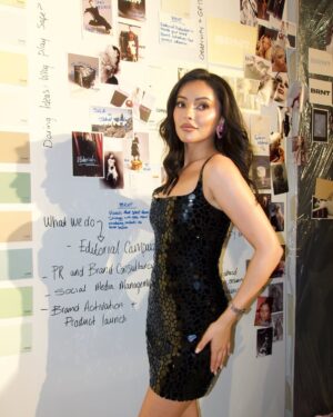 Shouk Al Hadi Instagram - Inspiring night with @brntmarket 🖤
👗: @atelierzuhra
💄: @makeup.svannah
💁🏻♀️: @seema_beauty_zone_spa
📸: @imad_hasan