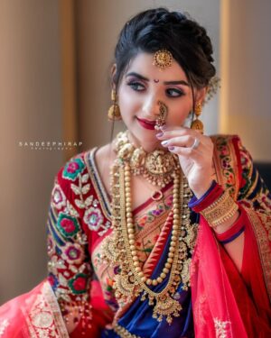Shraddha Takke Patil Instagram - श्रृंगार ❤️
.
.
Inframe - @takkeshraddha17
.
.
📸 - @sandeephirapphotography
.
.
.
.
#shraddhatakke #post #likesforlike #explore #marathi #marathimulgi #mrathitradition #pose #followforfollowback #instagood #viral