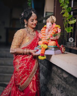 Shraddha Takke Patil Instagram - बाप्पा राहशील ना पाठीशी माझ्या..??❣️🌺🙏
गणपती बाप्पा मोरया🌺
.
.
.
Hey beautiful: @shraddha_takke17
Mua: @priyankaundre_makeupartist
Costume & jwellery: @my_choice_the_rental
Shoot by: @pixlsby_sahilthakkar
@click_and_blink__
.
.
.