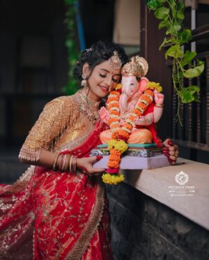Shraddha Takke Patil Instagram - बाप्पा राहशील ना पाठीशी माझ्या..??❣️🌺🙏
गणपती बाप्पा मोरया🌺
.
.
.
Hey beautiful: @shraddha_takke17
Mua: @priyankaundre_makeupartist
Costume & jwellery: @my_choice_the_rental
Shoot by: @pixlsby_sahilthakkar
@click_and_blink__
.
.
.