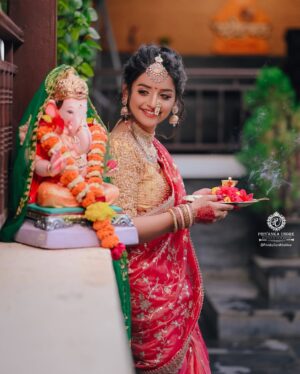 Shraddha Takke Patil Instagram - बाप्पा राहशील ना पाठीशी माझ्या..??❣️🌺🙏
गणपती बाप्पा मोरया🌺
.
.
.
Hey beautiful: @shraddha_takke17
Mua: @priyankaundre_makeupartist
Costume & jwellery: @my_choice_the_rental
Shoot by: @pixlsby_sahilthakkar
@click_and_blink__
.
.
.