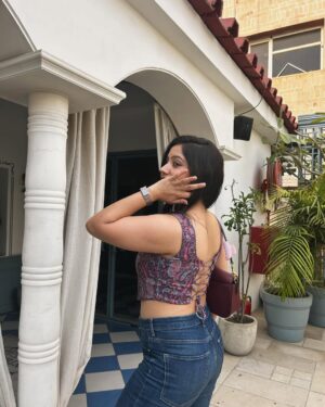 Shraddha Yadav Instagram - No pen and paper📝but look who drew your attention 🙂↕️🎀👉🏻👈🏻
(Explorepage, explore, foryoupage, foryou,trending, trendingnow)
#explorepage #explore #foryoupage #foryou #trending #trendingnow