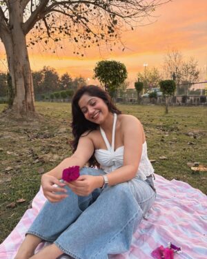 Shraddha Yadav Instagram - Flower time of the year🌸✨🥹
(Explorepage, explore, foryoupage, foryou, trending,trendingnow)
#explorepage #explore #foryoupage #foryou #trending #trendingnow