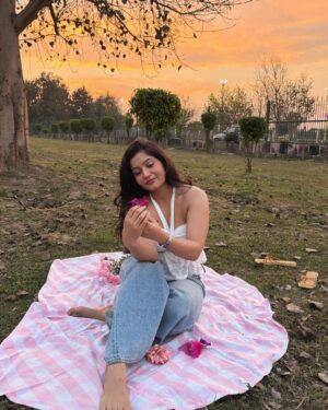 Shraddha Yadav Instagram - Flower time of the year🌸✨🥹
(Explorepage, explore, foryoupage, foryou, trending,trendingnow)
#explorepage #explore #foryoupage #foryou #trending #trendingnow