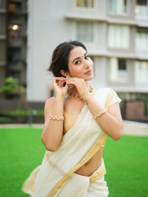 Shreya Kalra Instagram - let him go if he hasnāt dedicated this song to you yet š„°
.
.
.
š·- @rohit__photography____ @official.khushal.photography
Hair Makeup - @thethakurain