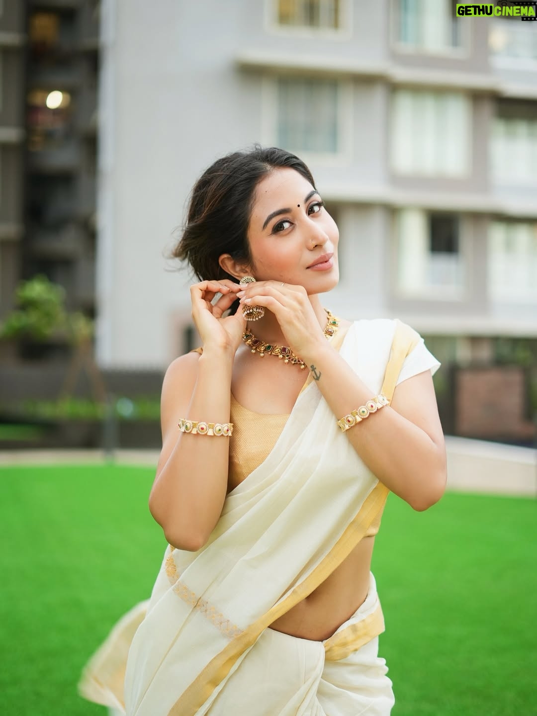 Shreya Kalra - 165.8K Likes - let him go if he hasn’t dedicated this song to you yet 🥰
.
.
.
📷- @rohit__photography____ @official.khushal.photography 
Hair Makeup - @thethakurain