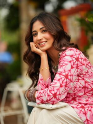 Shreya Kalra Instagram - One look and youāre already halfway in love š
.
.
.
š· - @rohit__photography____ @official.khushal.photography
Hair & Makeup - @thethakurain