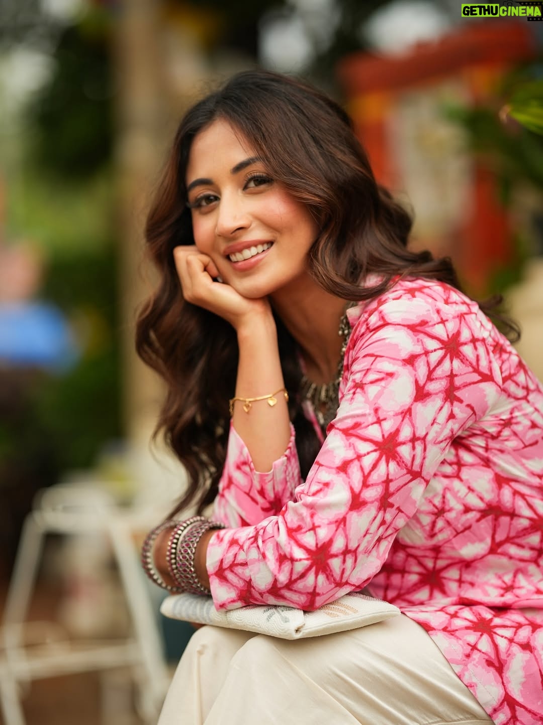 Shreya Kalra - 128.6K Likes - One look and you’re already halfway in love 🙈
.
.
.
📷 - @rohit__photography____ @official.khushal.photography 
Hair & Makeup - @thethakurain