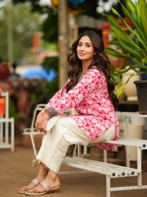 Shreya Kalra Instagram - One look and youāre already halfway in love š
.
.
.
š· - @rohit__photography____ @official.khushal.photography
Hair & Makeup - @thethakurain