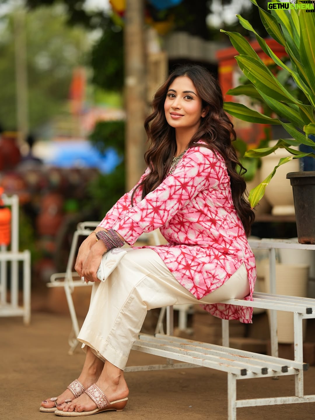 Shreya Kalra - 128.6K Likes - One look and you’re already halfway in love 🙈
.
.
.
📷 - @rohit__photography____ @official.khushal.photography 
Hair & Makeup - @thethakurain