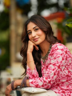 Shreya Kalra Instagram - One look and youāre already halfway in love š
.
.
.
š· - @rohit__photography____ @official.khushal.photography
Hair & Makeup - @thethakurain