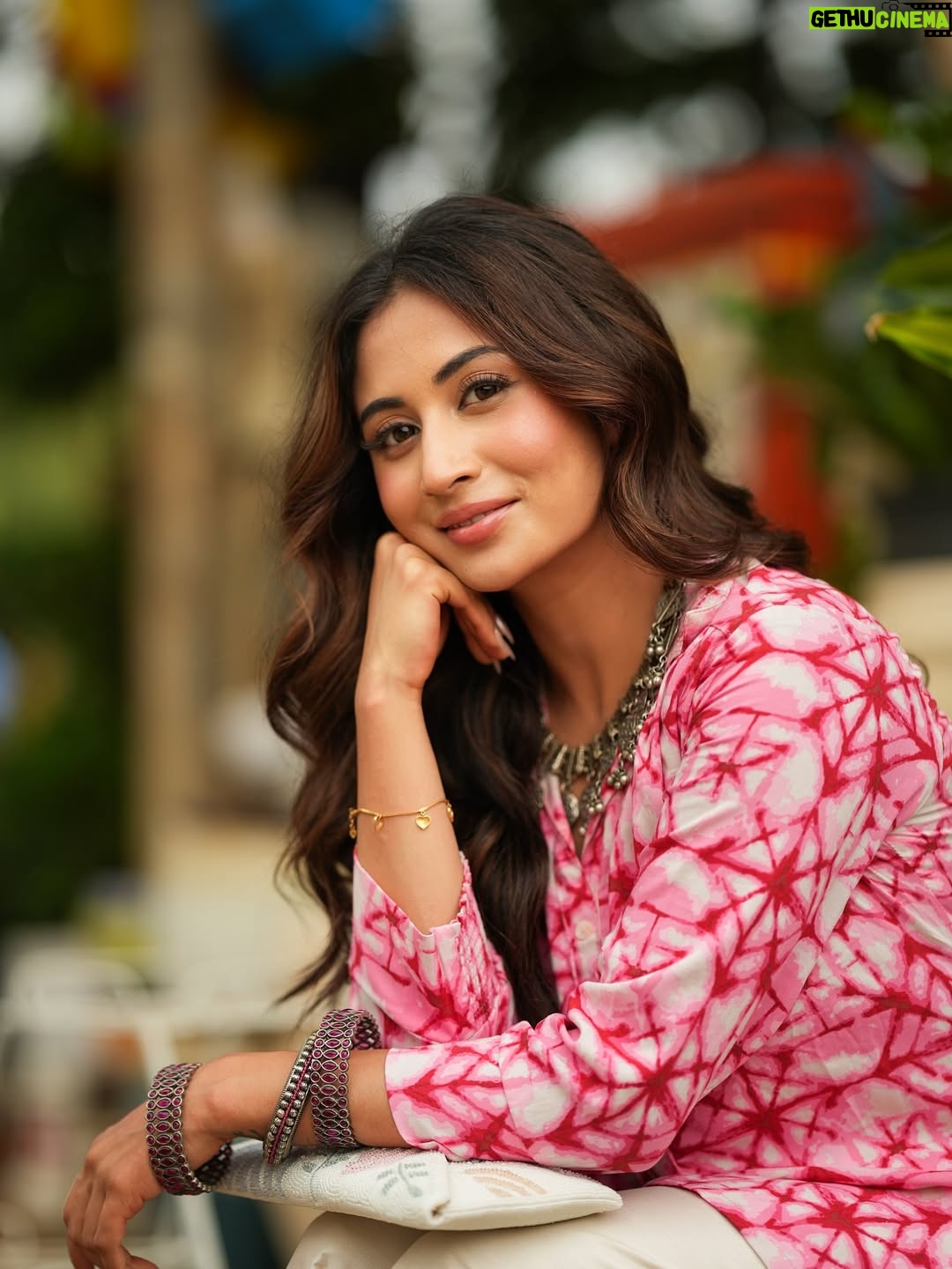 Shreya Kalra - 128.6K Likes - One look and you’re already halfway in love 🙈
.
.
.
📷 - @rohit__photography____ @official.khushal.photography 
Hair & Makeup - @thethakurain