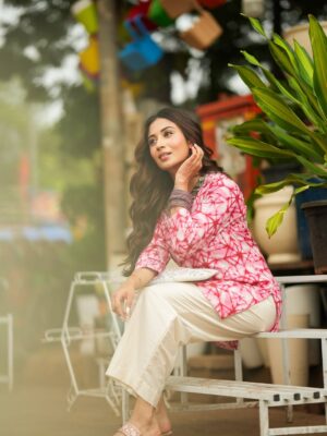 Shreya Kalra Instagram - One look and youāre already halfway in love š
.
.
.
š· - @rohit__photography____ @official.khushal.photography
Hair & Makeup - @thethakurain
