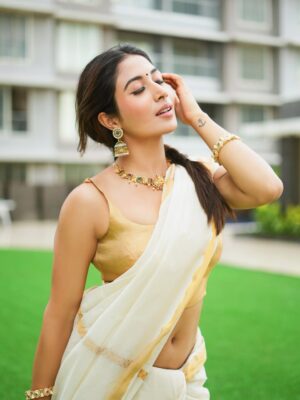 Shreya Kalra Instagram - let him go if he hasnāt dedicated this song to you yet š„°
.
.
.
š·- @rohit__photography____ @official.khushal.photography
Hair Makeup - @thethakurain