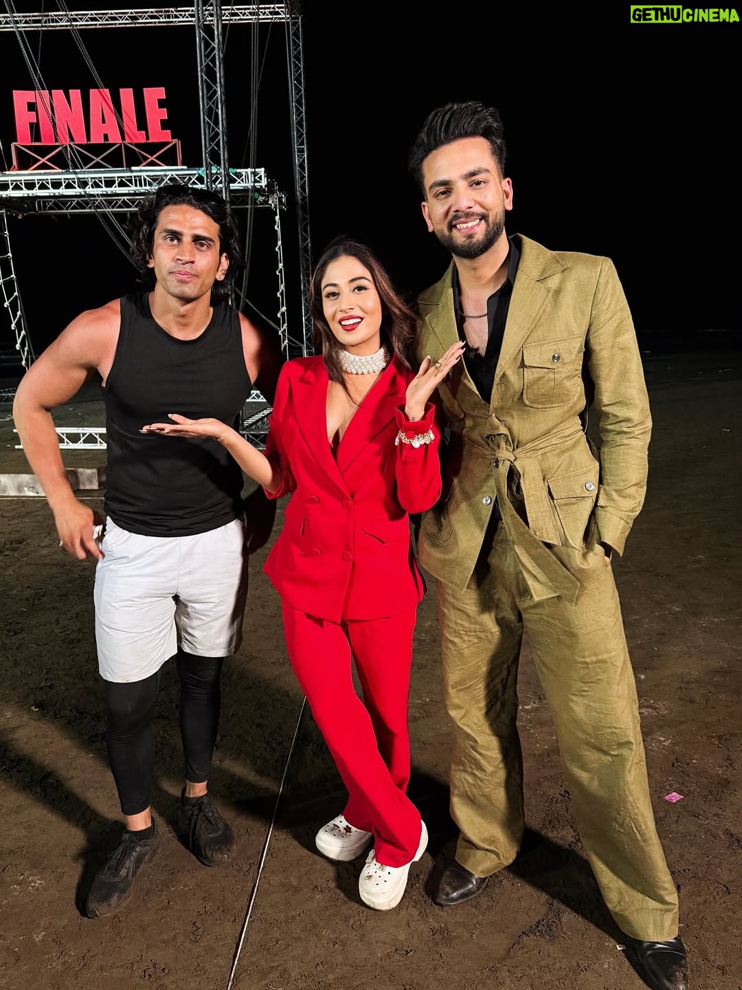 Shreya Kalra - 170.6K Likes - Signing off as insiders for this season,  what a ride it’s been! 
.
.
Congratulations @fun.with.gullu.g & @elvish_yadav for winning it 🔥

Outfit - @chic_and_brat