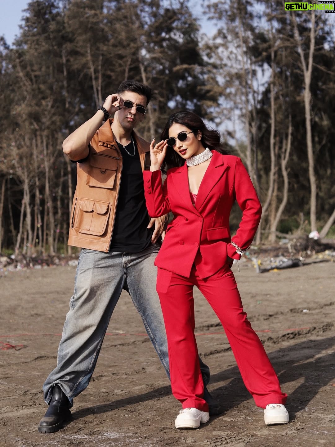 Shreya Kalra - 170.6K Likes - Signing off as insiders for this season,  what a ride it’s been! 
.
.
Congratulations @fun.with.gullu.g & @elvish_yadav for winning it 🔥

Outfit - @chic_and_brat