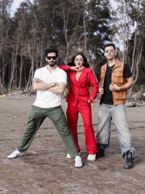 Shreya Kalra Instagram - Signing off as insiders for this season, what a ride itās been!
.
.
Congratulations @fun.with.gullu.g & @elvish_yadav for winning it š„
Outfit - @chic_and_brat