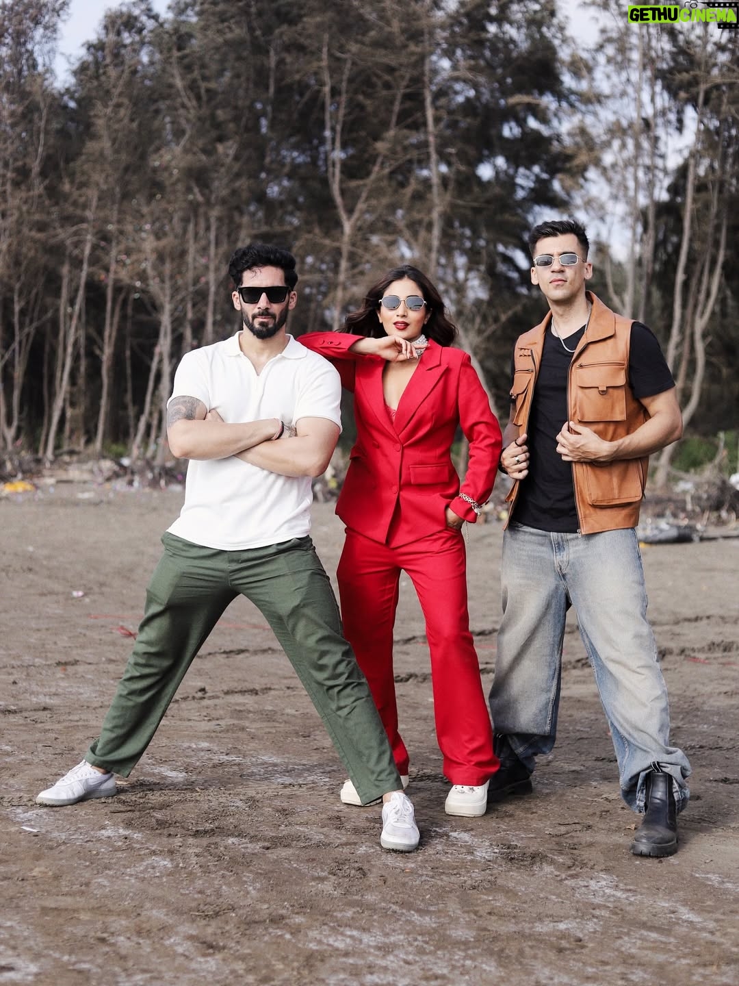 Shreya Kalra - 170.6K Likes - Signing off as insiders for this season,  what a ride it’s been! 
.
.
Congratulations @fun.with.gullu.g & @elvish_yadav for winning it 🔥

Outfit - @chic_and_brat