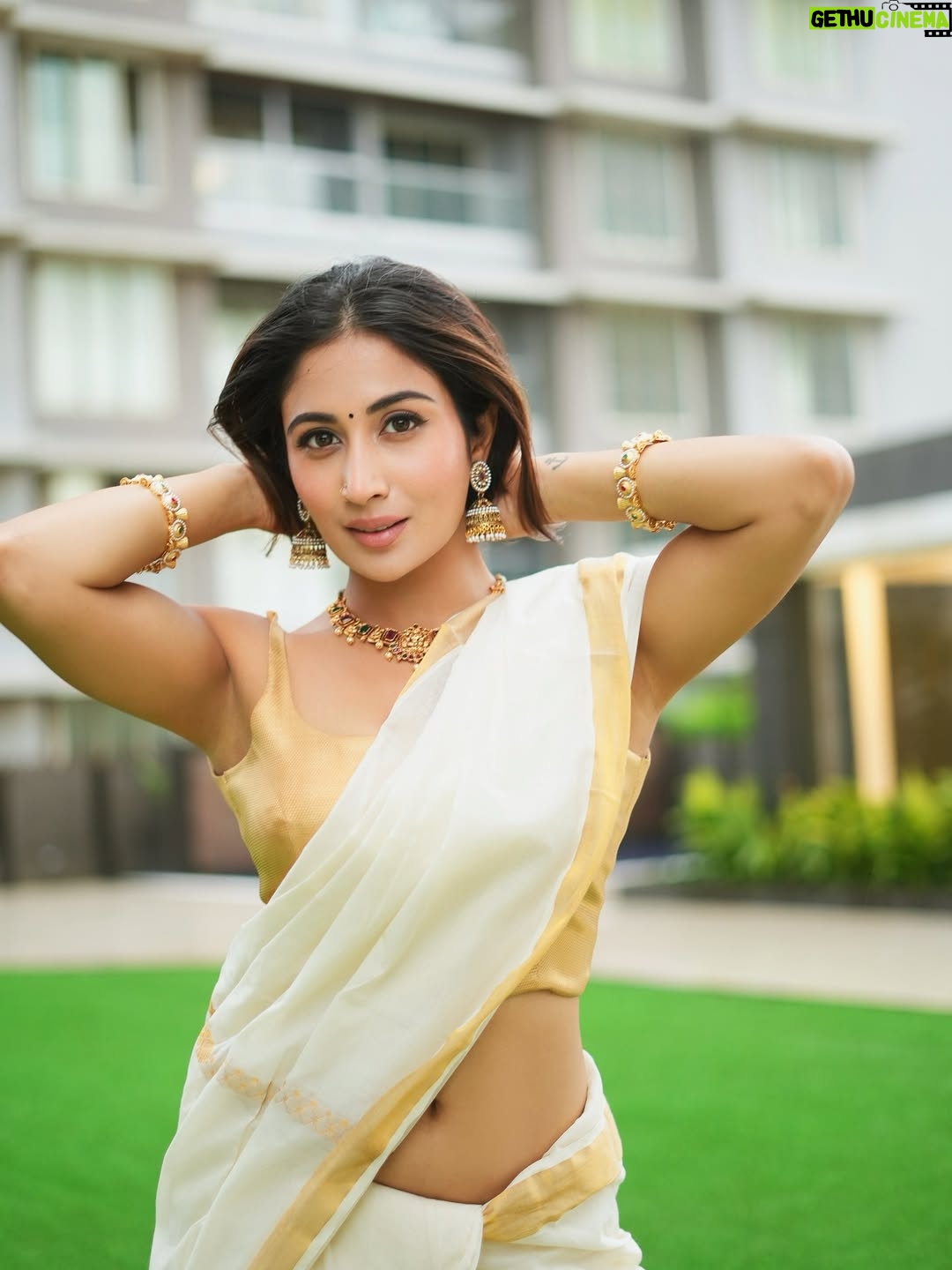 Shreya Kalra - 165.8K Likes - let him go if he hasn’t dedicated this song to you yet 🥰
.
.
.
📷- @rohit__photography____ @official.khushal.photography 
Hair Makeup - @thethakurain