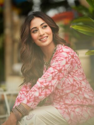 Shreya Kalra Instagram - One look and youāre already halfway in love š
.
.
.
š· - @rohit__photography____ @official.khushal.photography
Hair & Makeup - @thethakurain