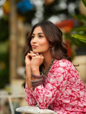 Shreya Kalra Instagram - One look and youāre already halfway in love š
.
.
.
š· - @rohit__photography____ @official.khushal.photography
Hair & Makeup - @thethakurain