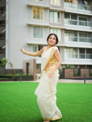 Shreya Kalra Instagram - let him go if he hasnāt dedicated this song to you yet š„°
.
.
.
š·- @rohit__photography____ @official.khushal.photography
Hair Makeup - @thethakurain