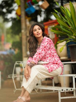 Shreya Kalra Instagram - One look and youāre already halfway in love š
.
.
.
š· - @rohit__photography____ @official.khushal.photography
Hair & Makeup - @thethakurain