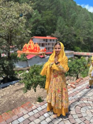 Shreya Pal Instagram - JAI BABA KI 🙏❤️
.
.
.
.
.
.
.
.
#hanuman #hanumandada♥️ #baba #neemkarolibaba #uk #uttrakhand #nanital #nature #love #yellow #orange #prayer #prayerispowerful