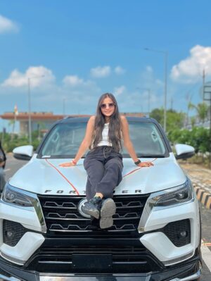 Shreya Pal Instagram - Hnji Guys kaise Ho aap sab ❤️😁
.
.
.
.
.
#shreyapal65 #fortuner #car #love #firstlove #carlove #white #spects
