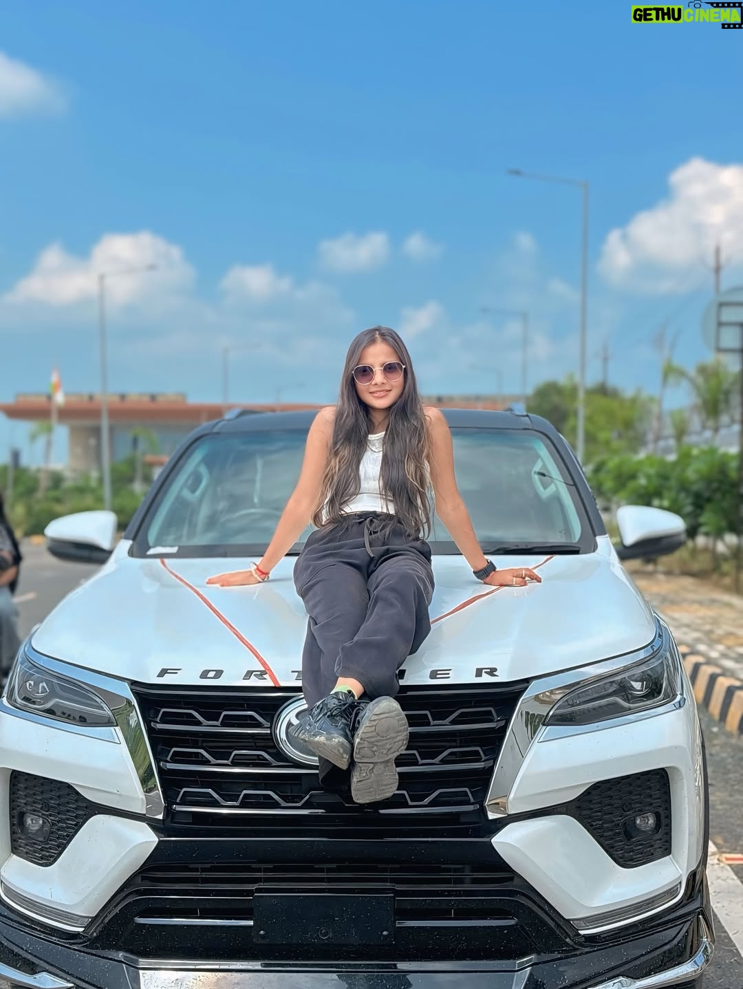 Shreya Pal - 35.9K Likes - Hnji Guys kaise Ho aap sab ❤️😁
.
.
.
.
.
#shreyapal65 #fortuner #car #love #firstlove #carlove #white #spects