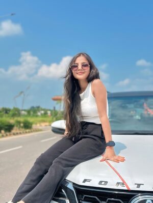 Shreya Pal Instagram - Hnji Guys kaise Ho aap sab ❤️😁
.
.
.
.
.
#shreyapal65 #fortuner #car #love #firstlove #carlove #white #spects
