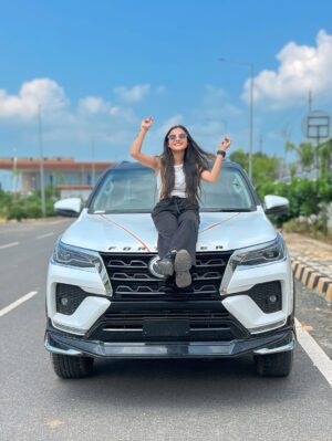 Shreya Pal Instagram - Hnji Guys kaise Ho aap sab ❤️😁
.
.
.
.
.
#shreyapal65 #fortuner #car #love #firstlove #carlove #white #spects