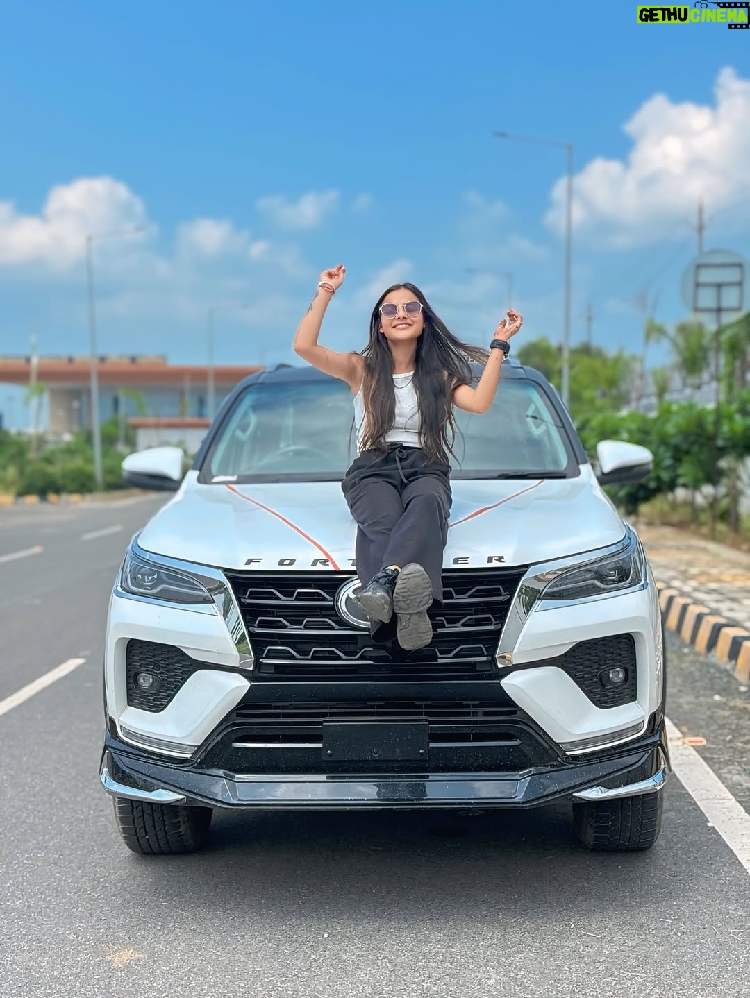 Shreya Pal - 35.9K Likes - Hnji Guys kaise Ho aap sab ❤️😁
.
.
.
.
.
#shreyapal65 #fortuner #car #love #firstlove #carlove #white #spects