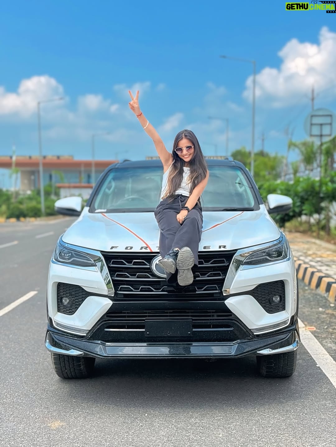 Shreya Pal - 35.9K Likes - Hnji Guys kaise Ho aap sab ❤️😁
.
.
.
.
.
#shreyapal65 #fortuner #car #love #firstlove #carlove #white #spects