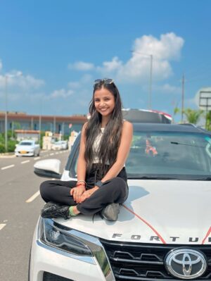 Shreya Pal Instagram - Hnji Guys kaise Ho aap sab ❤️😁
.
.
.
.
.
#shreyapal65 #fortuner #car #love #firstlove #carlove #white #spects