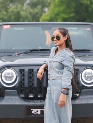 Shreya Pal Instagram - “Kabhi kabhi kho jana chahiye ,Pta chale hamari talalash kisko Hain 🦋 “
.
.
.
.
.
.
.
#trending #instagram #thar #shreyapal65 #blacklover #insta #baghel #gadariya #pal #denim #spects #love #mp #gwalior