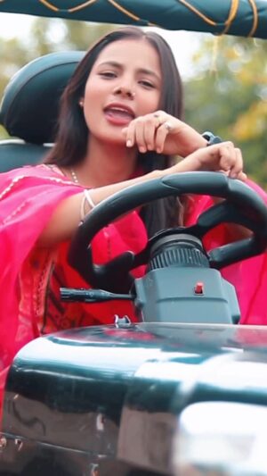 Shreya Pal Instagram - Gadiya Kaaliya Ni 🏎️❤️
.
.
.
#shreyapal65 #tag #reels #reel #fyp #foryou #expression #trending #love #jeep #karanaujla❤️