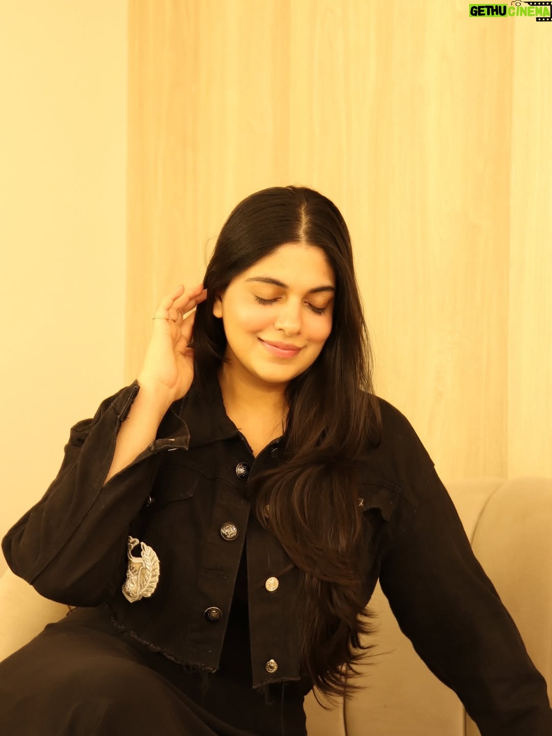 Shreya Sanghi - 2.3K Likes - Warm tones ✨
.
.
.
.
.
.
.
.
.
.
.
.
.
#ootd #allblack #warmtones #shotoncanon #portraits #portrait #allblackeverything #allblackoutfit #outfitoftheday #outfitinspiration #ootdfashion #outfitinspo #goodhairday #model #lifestylemodel #dslrphotography #modelshoot #fyp #explore